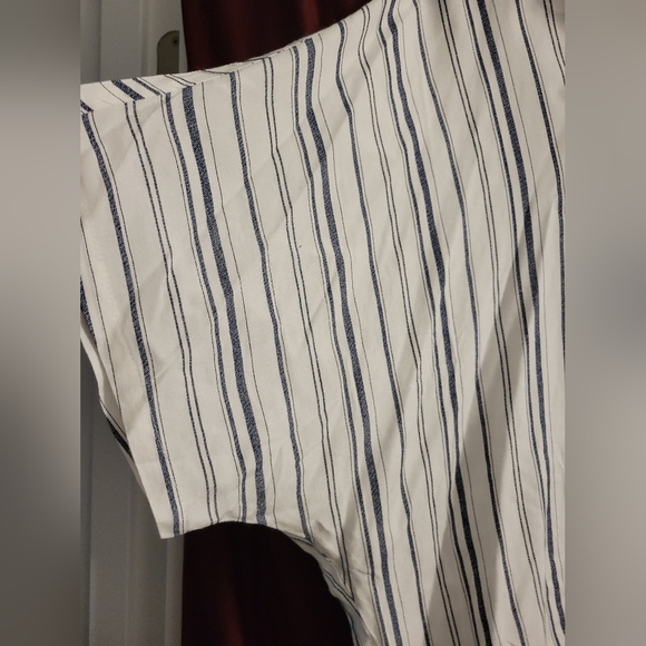 Sim & Sam Cropped Blouse - Picture 2 of 2